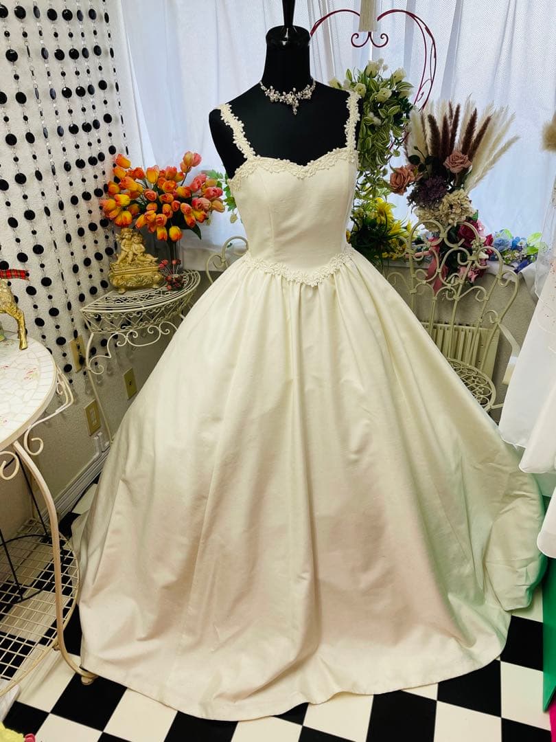 ウェディングdress９号　　　　　　　　　　　　　オフホワイト
