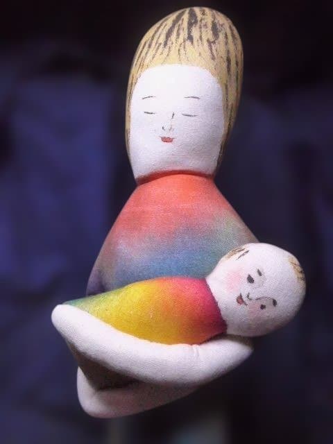 カラフルな母親と赤ちゃんの人形