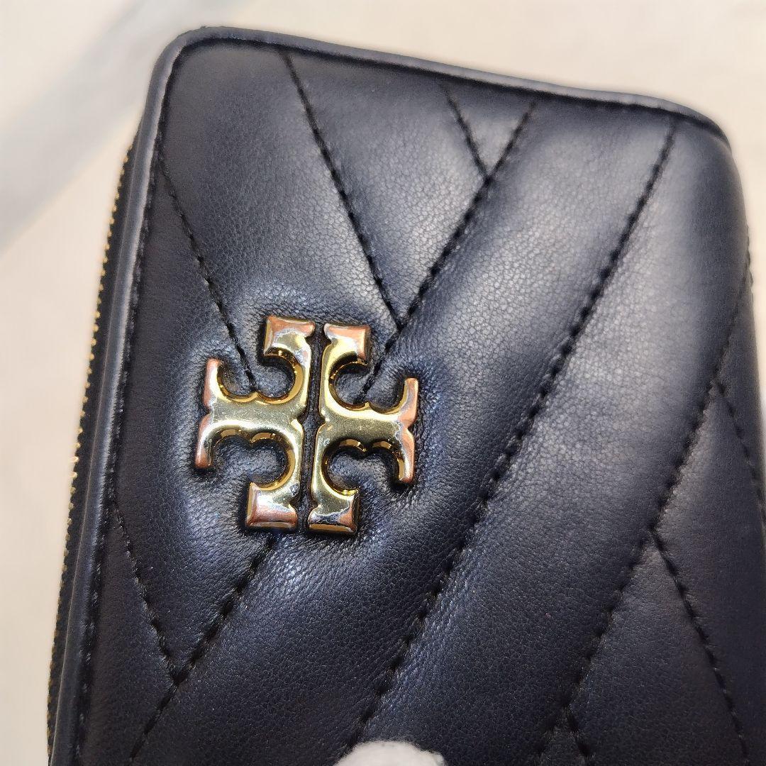✨美品✨トリーバーチ　二つ折り　キルティング　ロゴ金具　グレー　レザー