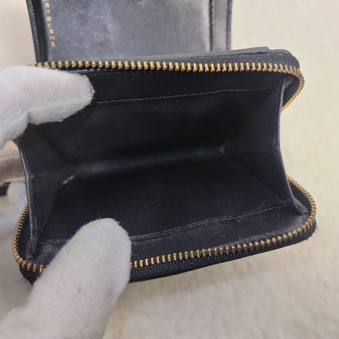 ✨美品✨トリーバーチ　二つ折り　キルティング　ロゴ金具　グレー　レザー
