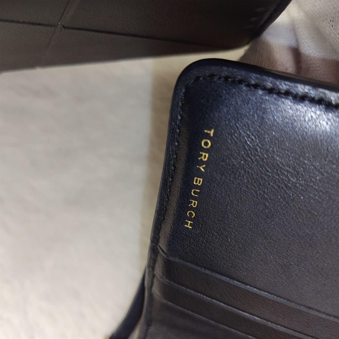 ✨美品✨トリーバーチ　二つ折り　キルティング　ロゴ金具　グレー　レザー