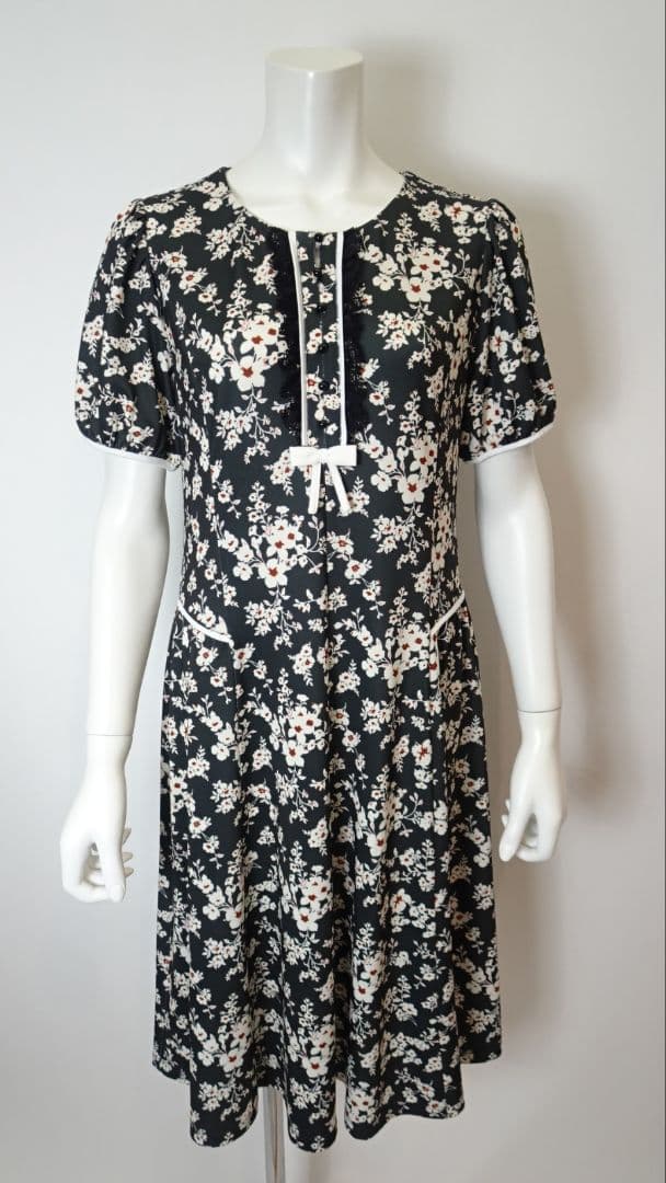 【新品】スーパービューティー胸元フリルボタンデザイン半袖花柄ワンピース42