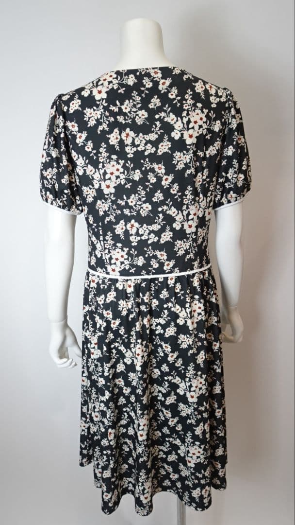 【新品】スーパービューティー胸元フリルボタンデザイン半袖花柄ワンピース42