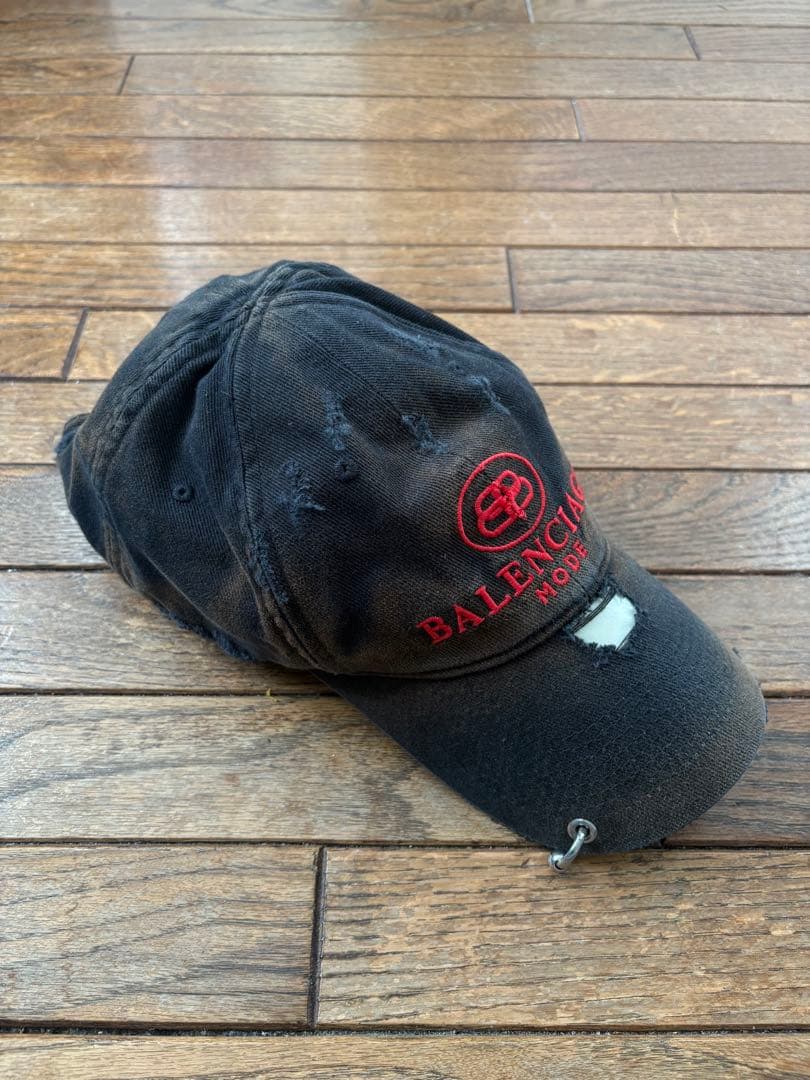 帽子 Balenciaga Pierced Distressed Cap
