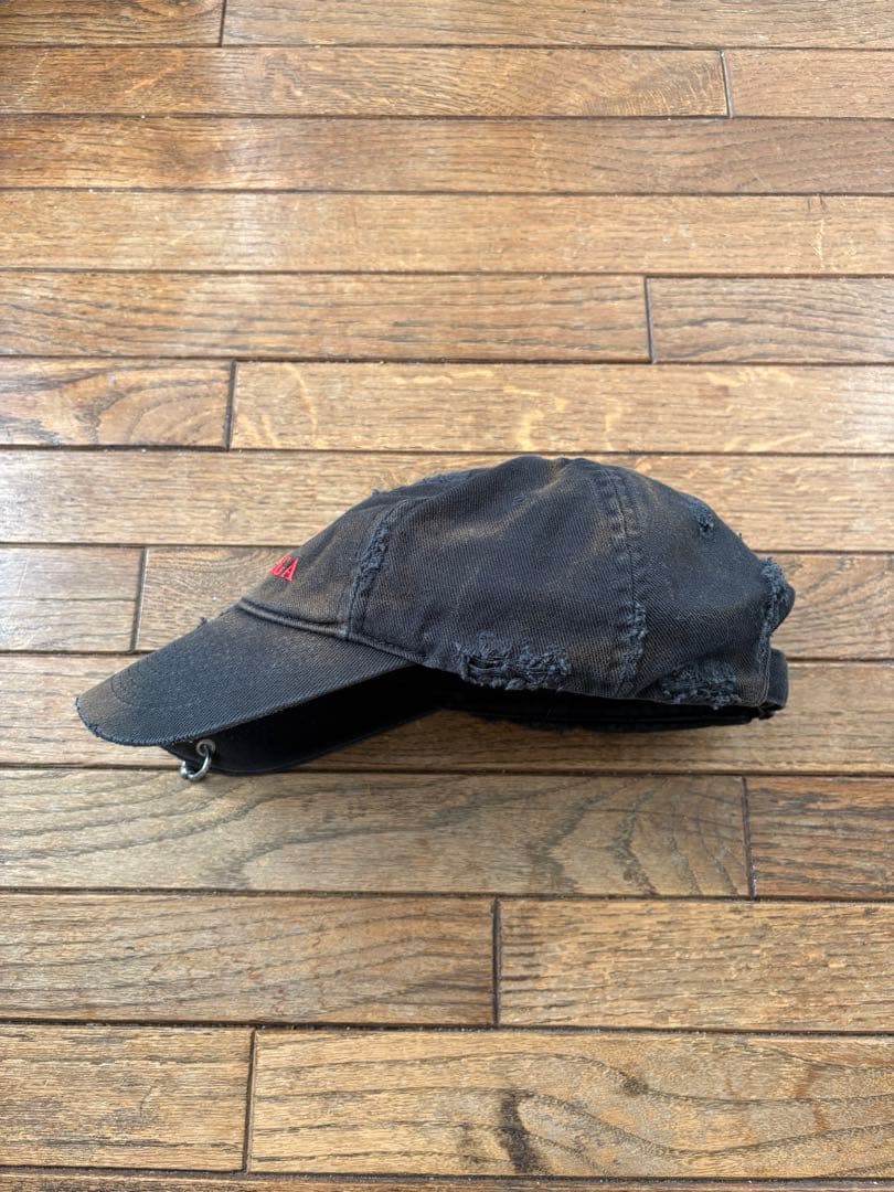帽子 Balenciaga Pierced Distressed Cap