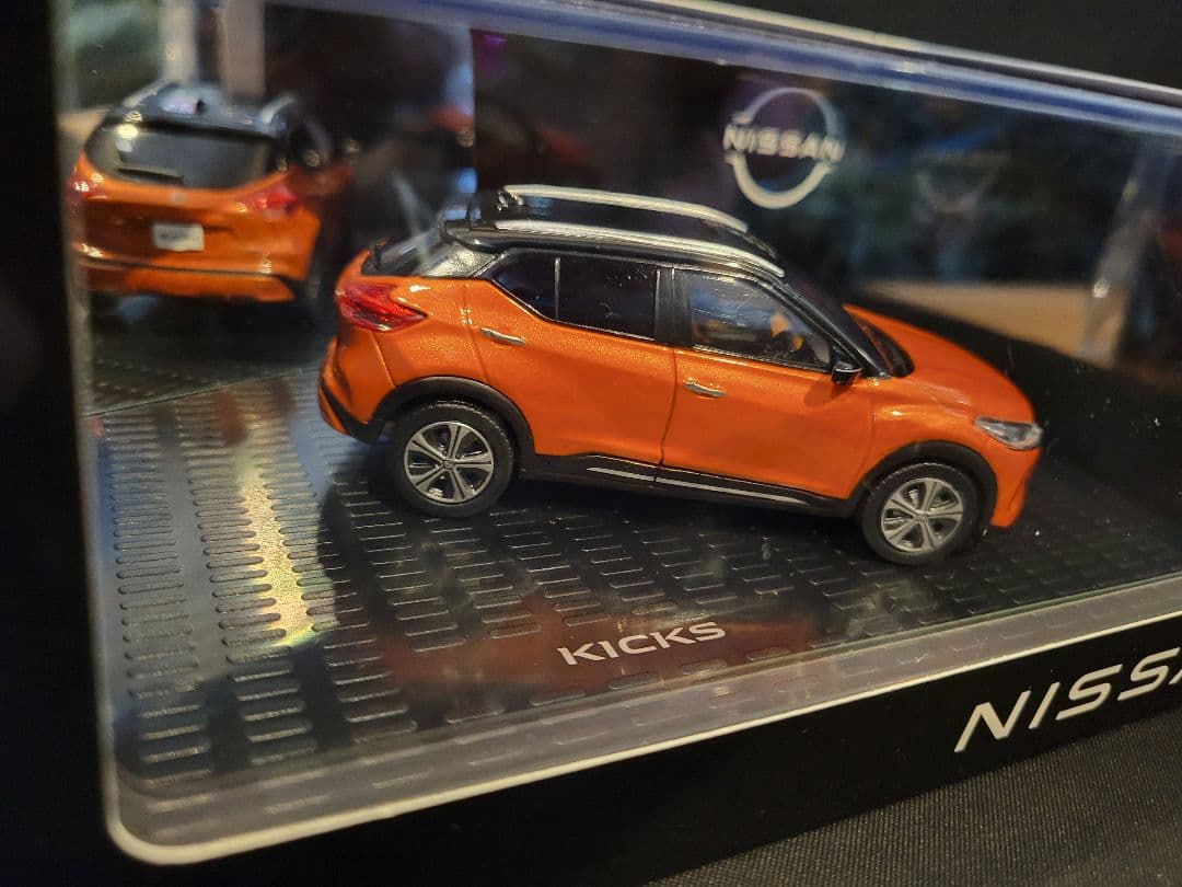 Nissan Kicks ミニカー ホワイト 1/43　オレンジ