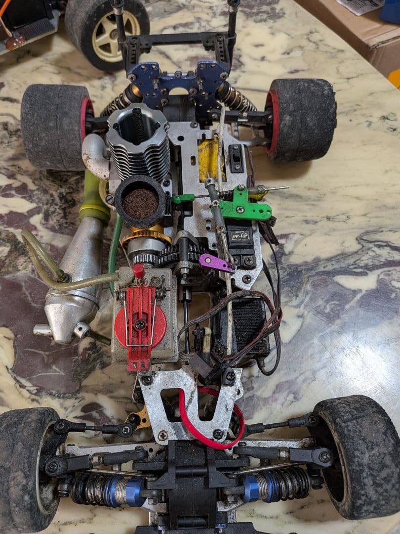 a*9様 10/1エンジンラジコンカー2台ジャンク品 多分京商製かと思います？