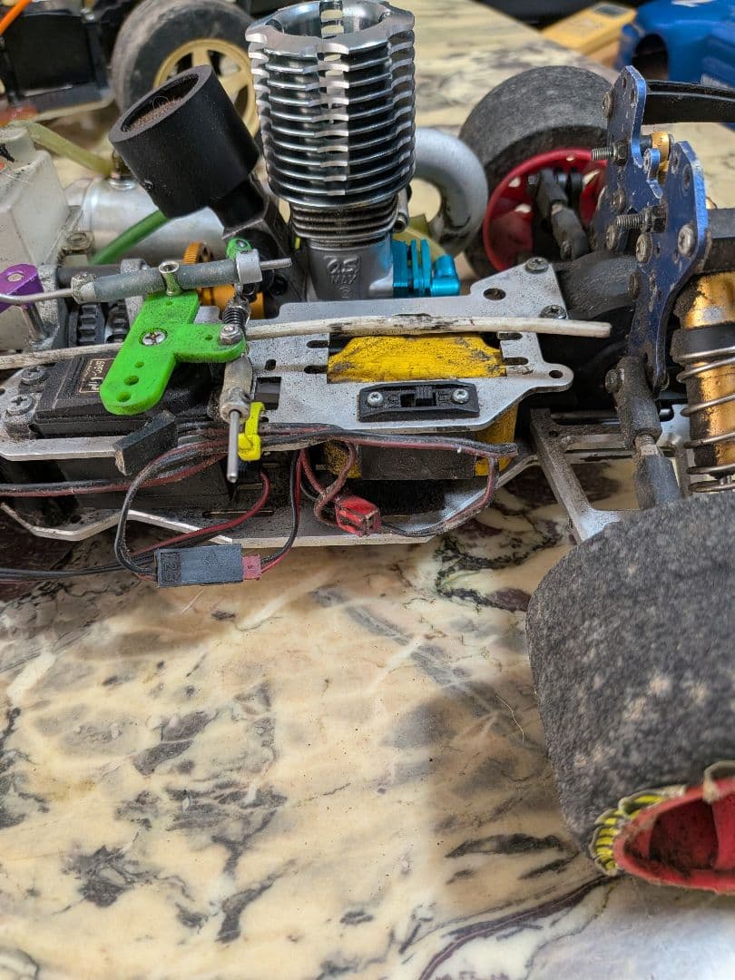 a*9様 10/1エンジンラジコンカー2台ジャンク品 多分京商製かと思います？