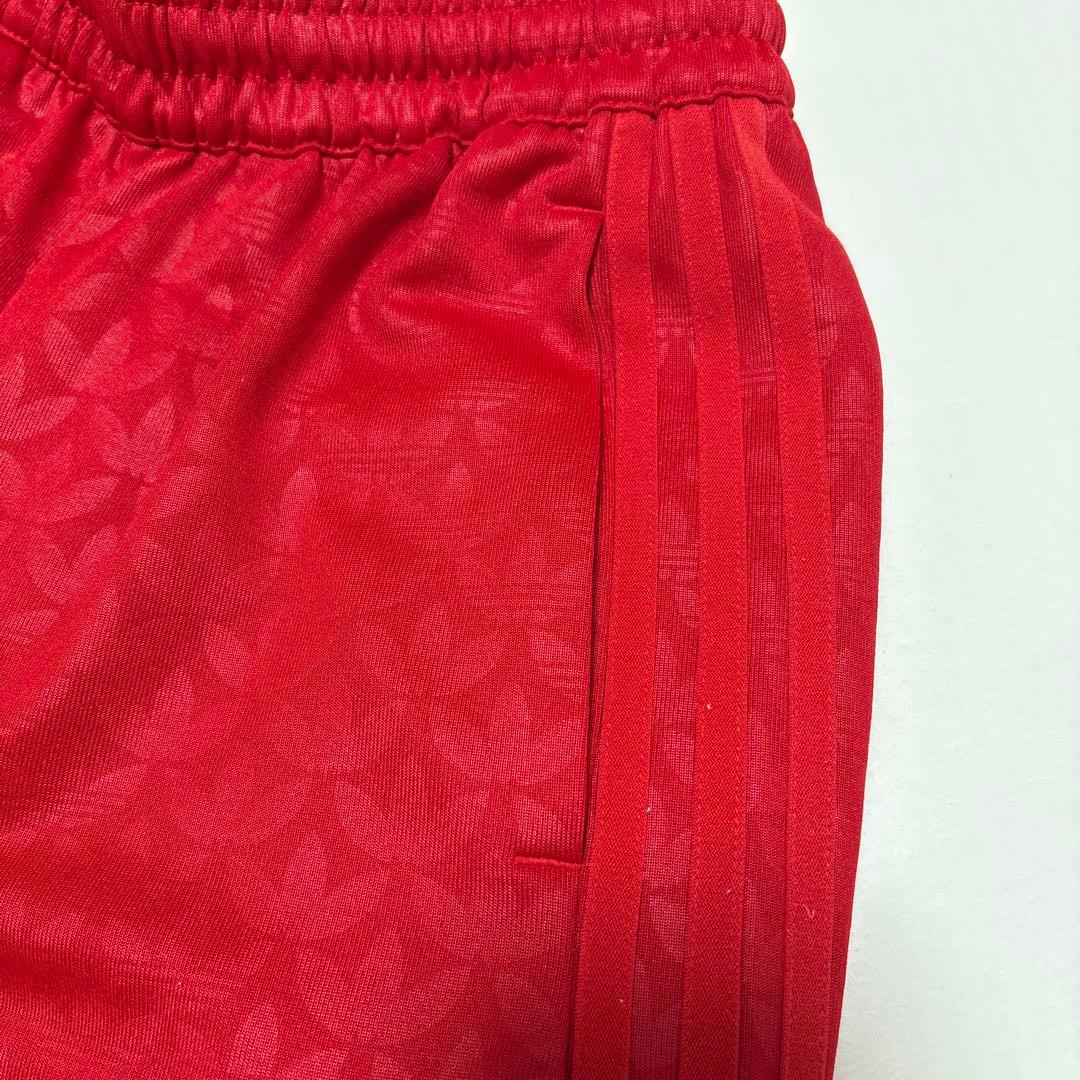 adidas オリジナルストレフォイルロゴ ワイドパンツ レッド