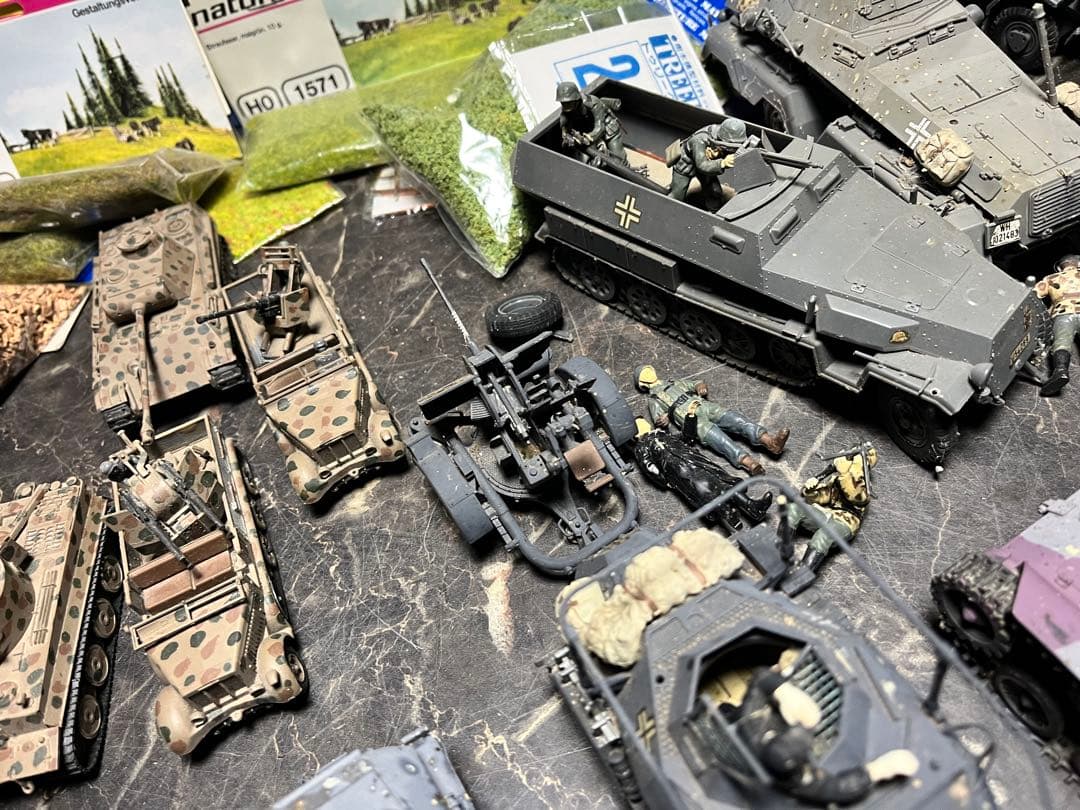 ミリタリー模型 ミリタリー戦車、戦車模型、戦車14台、戦艦1隻、隊員、基地