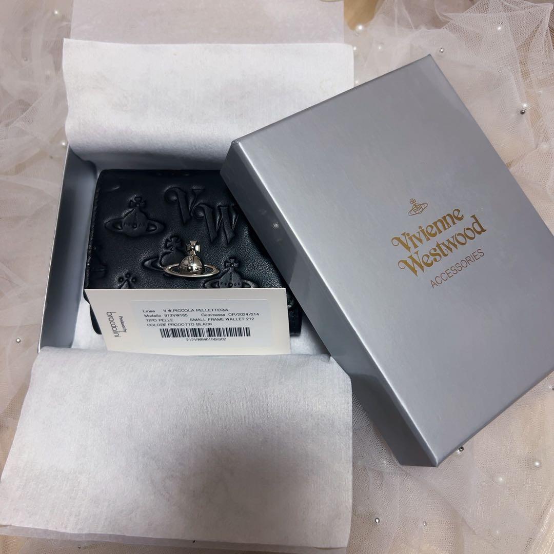 Vivienne Westwoodブラック三つ折り財布 エンボス加工