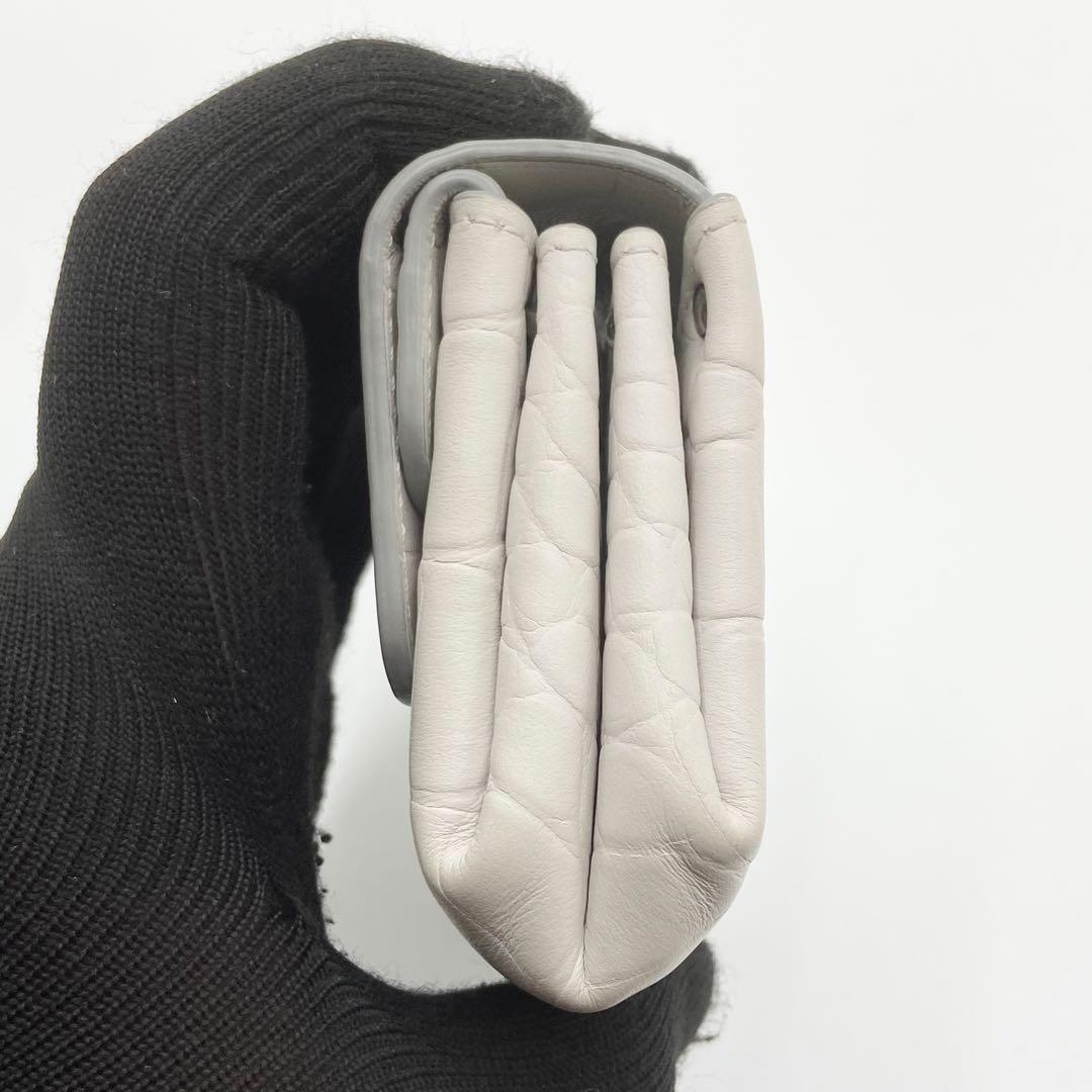 極美品　IACUCCI アバウォレット　折り財布　型押し　オールレザー　ホワイト