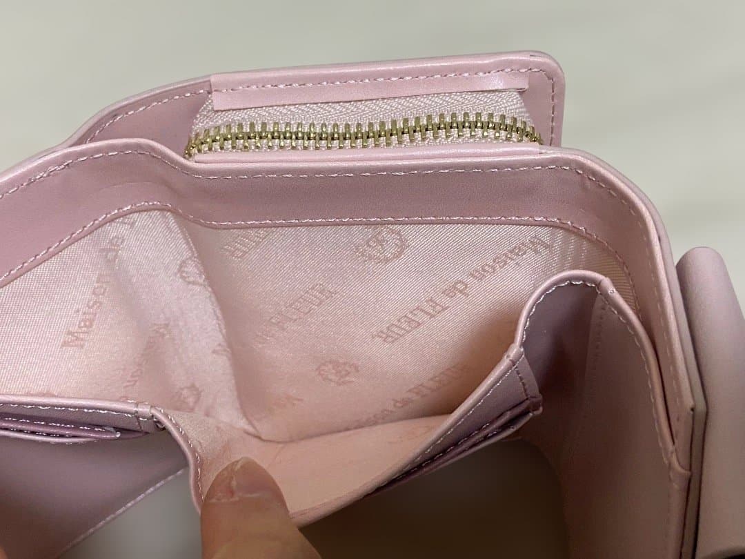 リボン付きピンク三つ折り財布