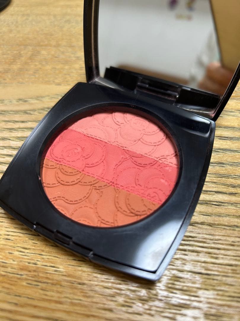 CHANEL カメリア フトゥーラ　パウダー トリオ チークカラー