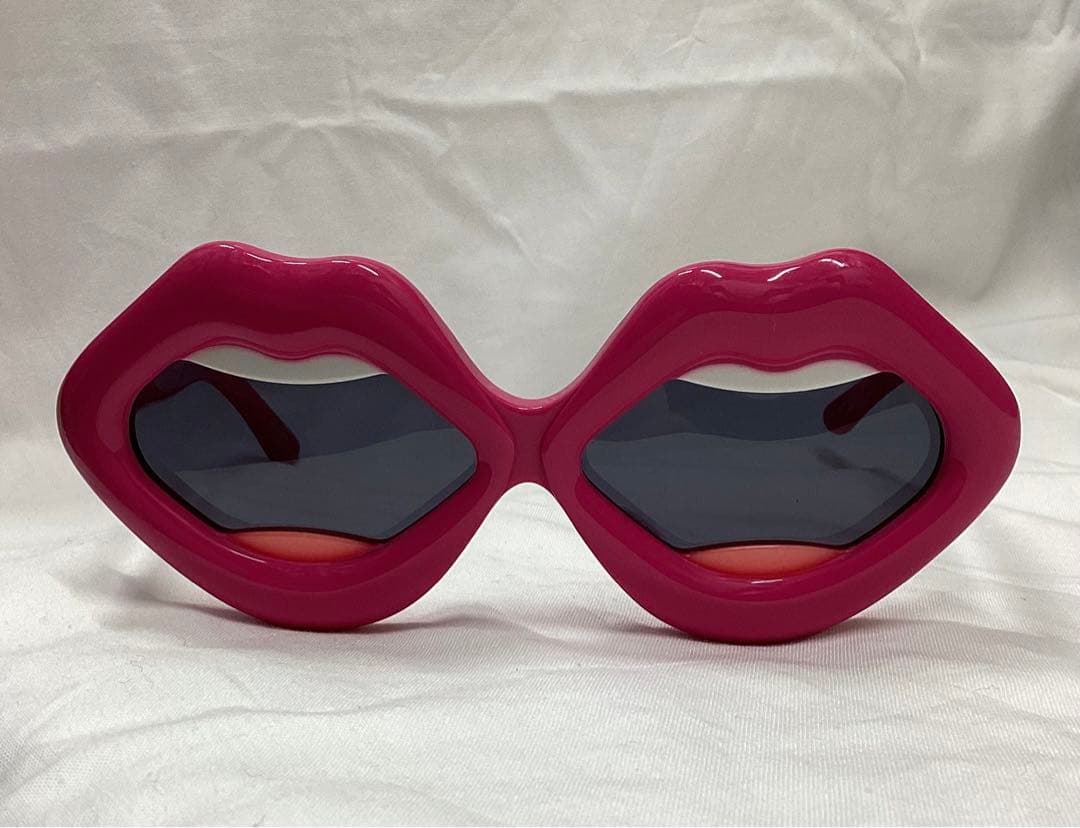 LINDA FARROW × Yazbukey リップモチーフサングラス