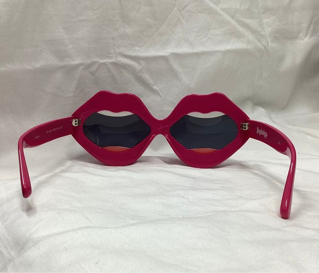 LINDA FARROW × Yazbukey リップモチーフサングラス