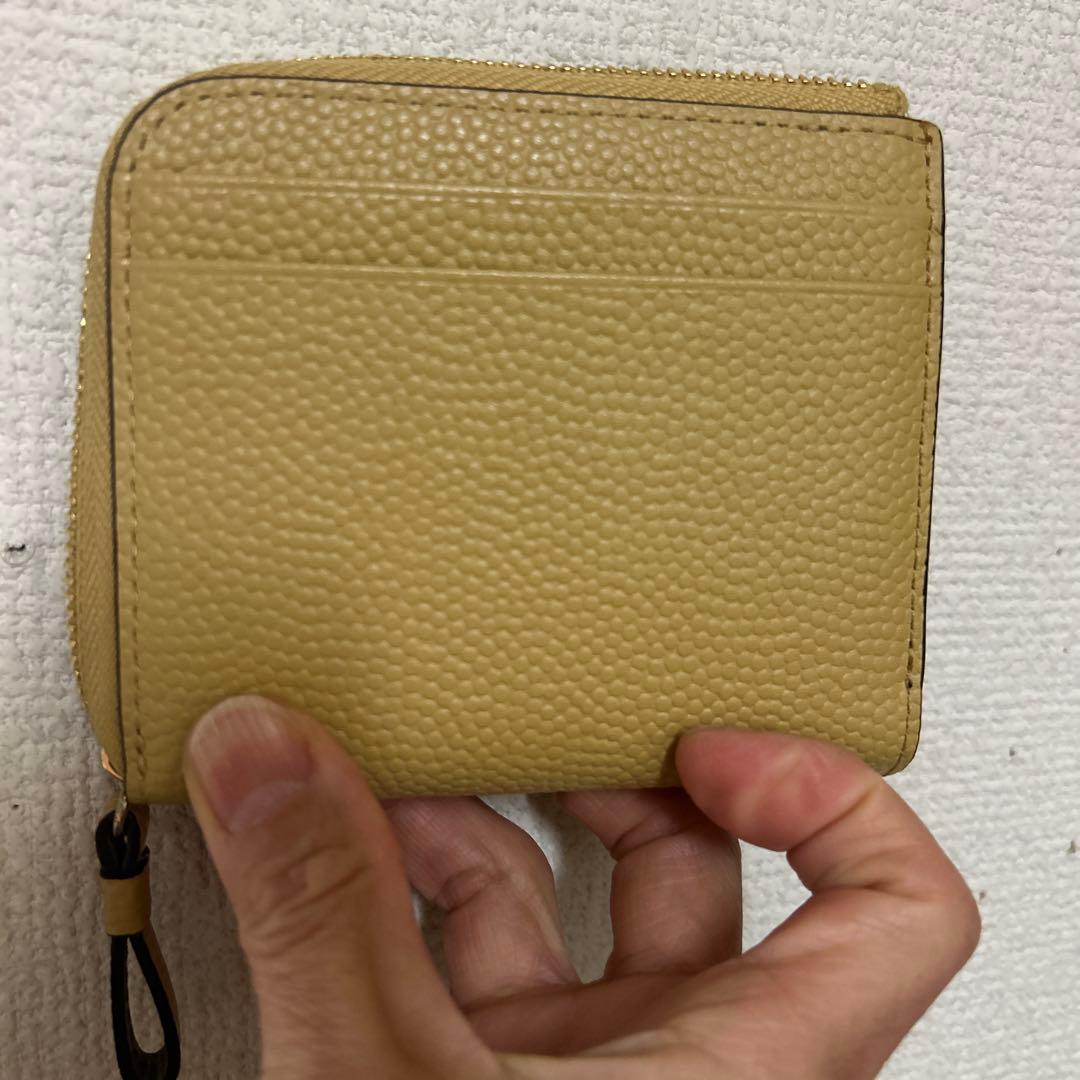 ペレボルサL字二つ折り財布 イエロー寄りのベージュ