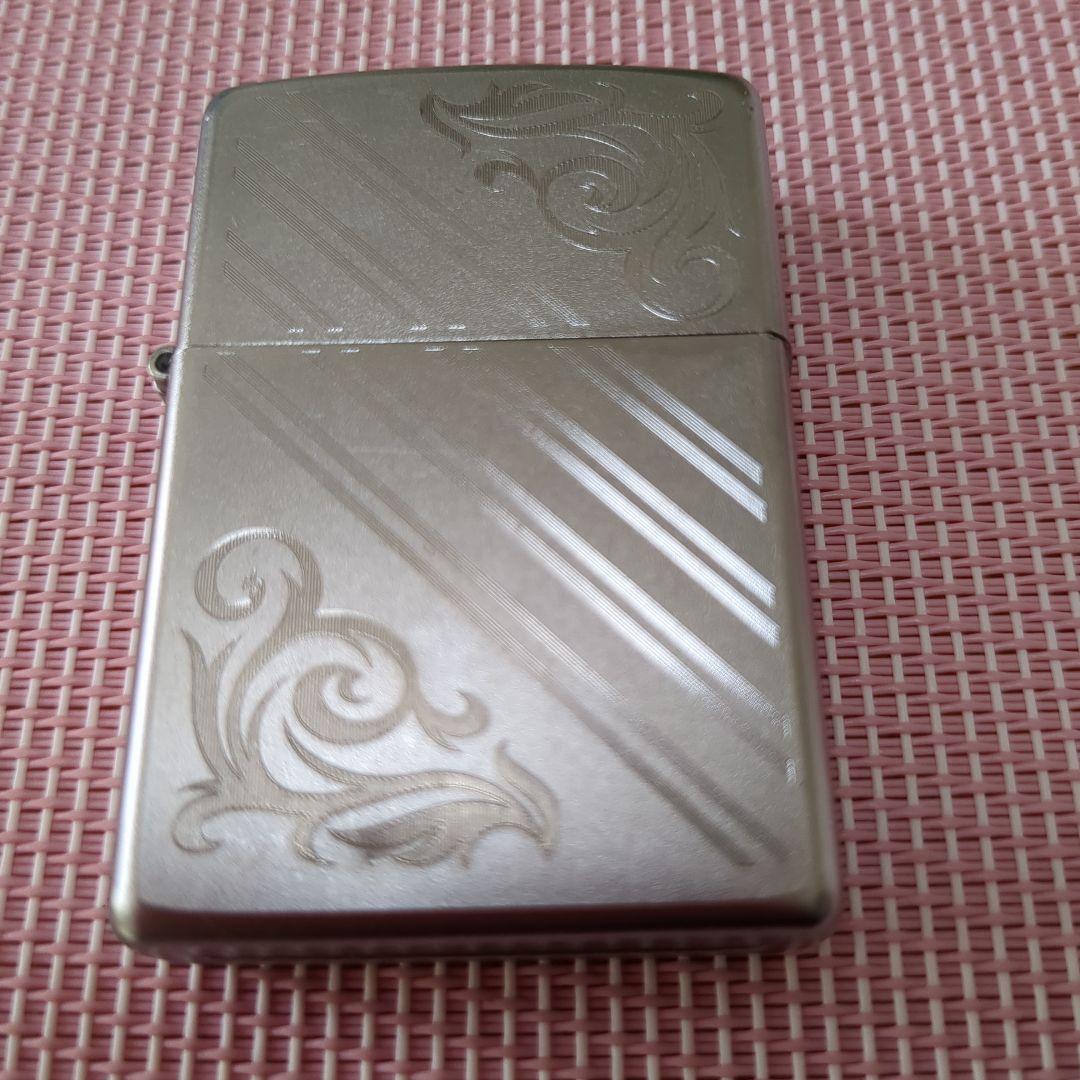 zippoのライター5点と人気の富士山のガラス製ぐい呑み、赤、青2点セットです。