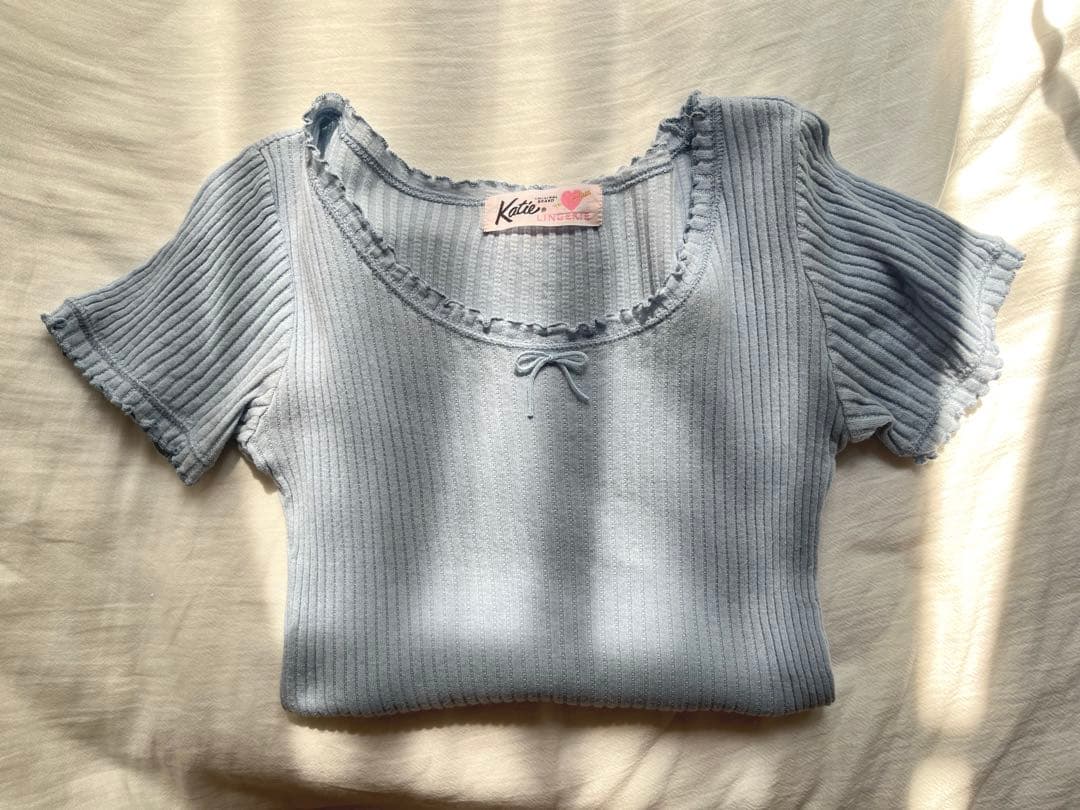 Katie UNDER PRETTIES tシャツ
