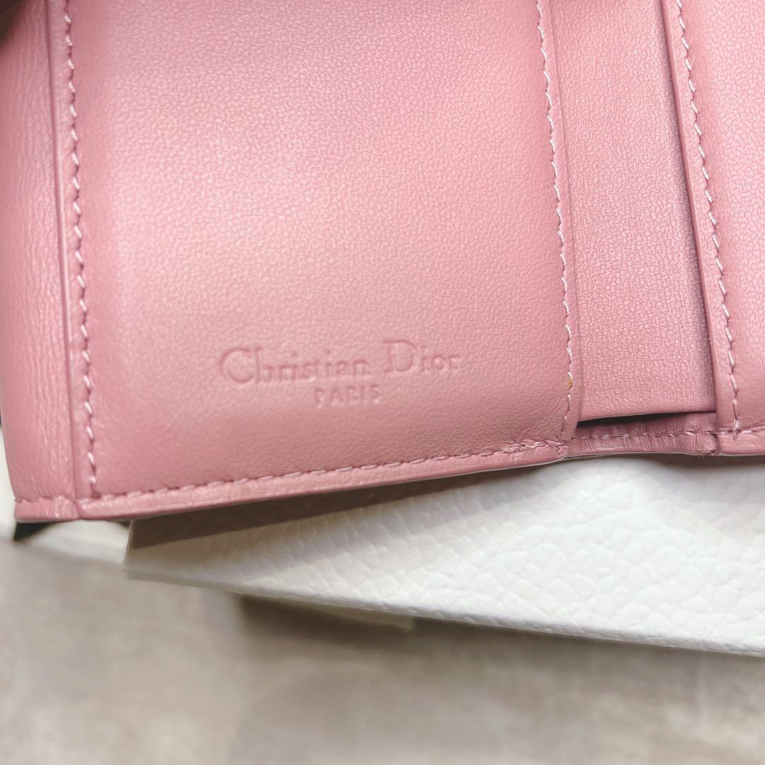 Lady Dior カナージュ ラムスキン 三つ折り 財布 チャーム ピンク
