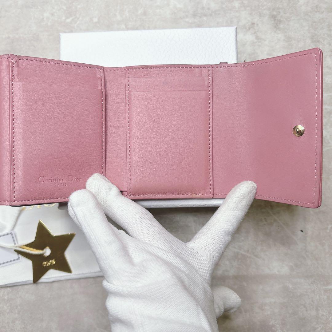 Lady Dior カナージュ ラムスキン 三つ折り 財布 チャーム ピンク