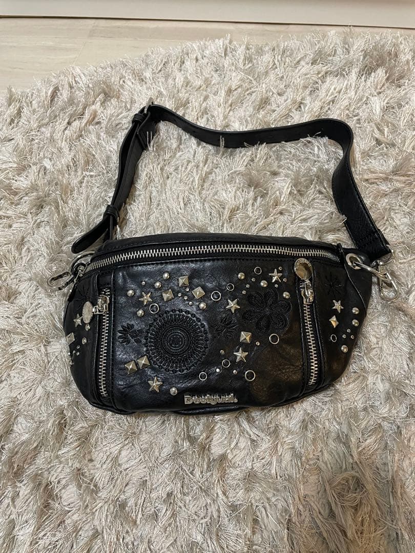 Desigualスタッズ刺繍ボディバッグ 黒　デシグアル