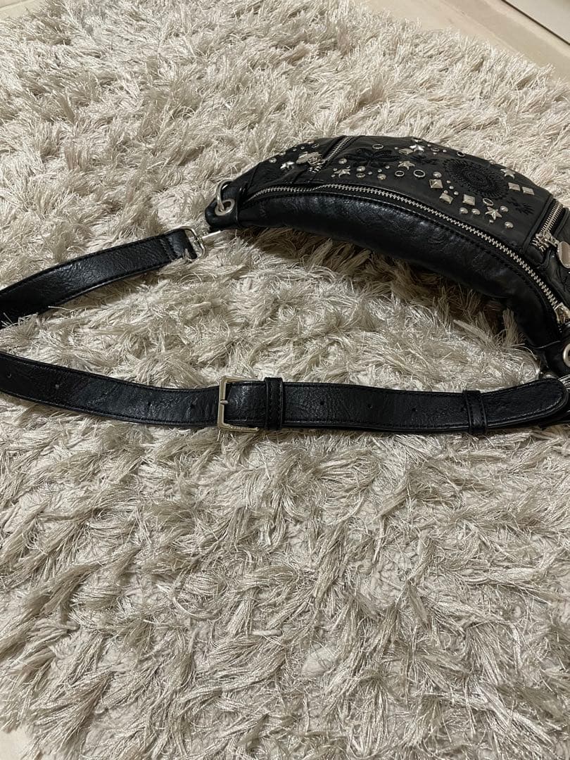 Desigualスタッズ刺繍ボディバッグ 黒　デシグアル