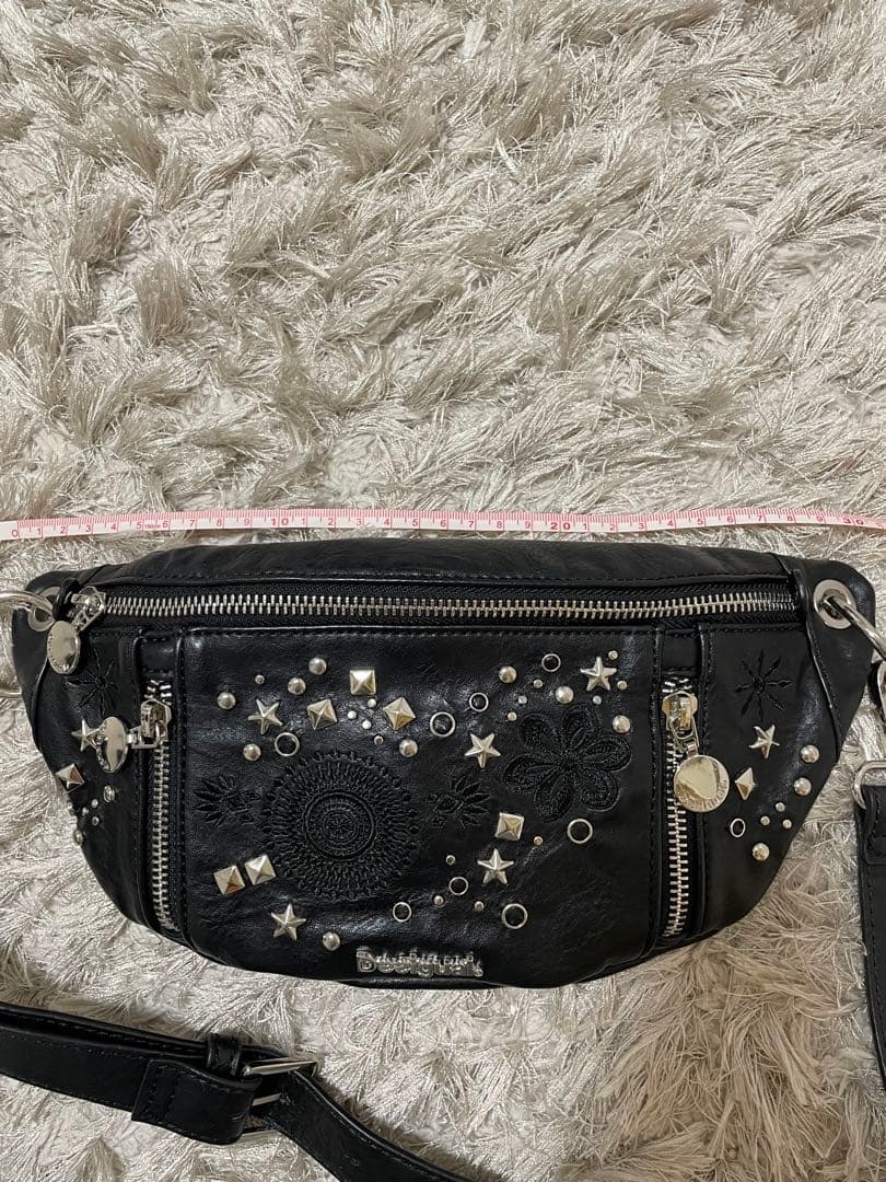 Desigualスタッズ刺繍ボディバッグ 黒　デシグアル