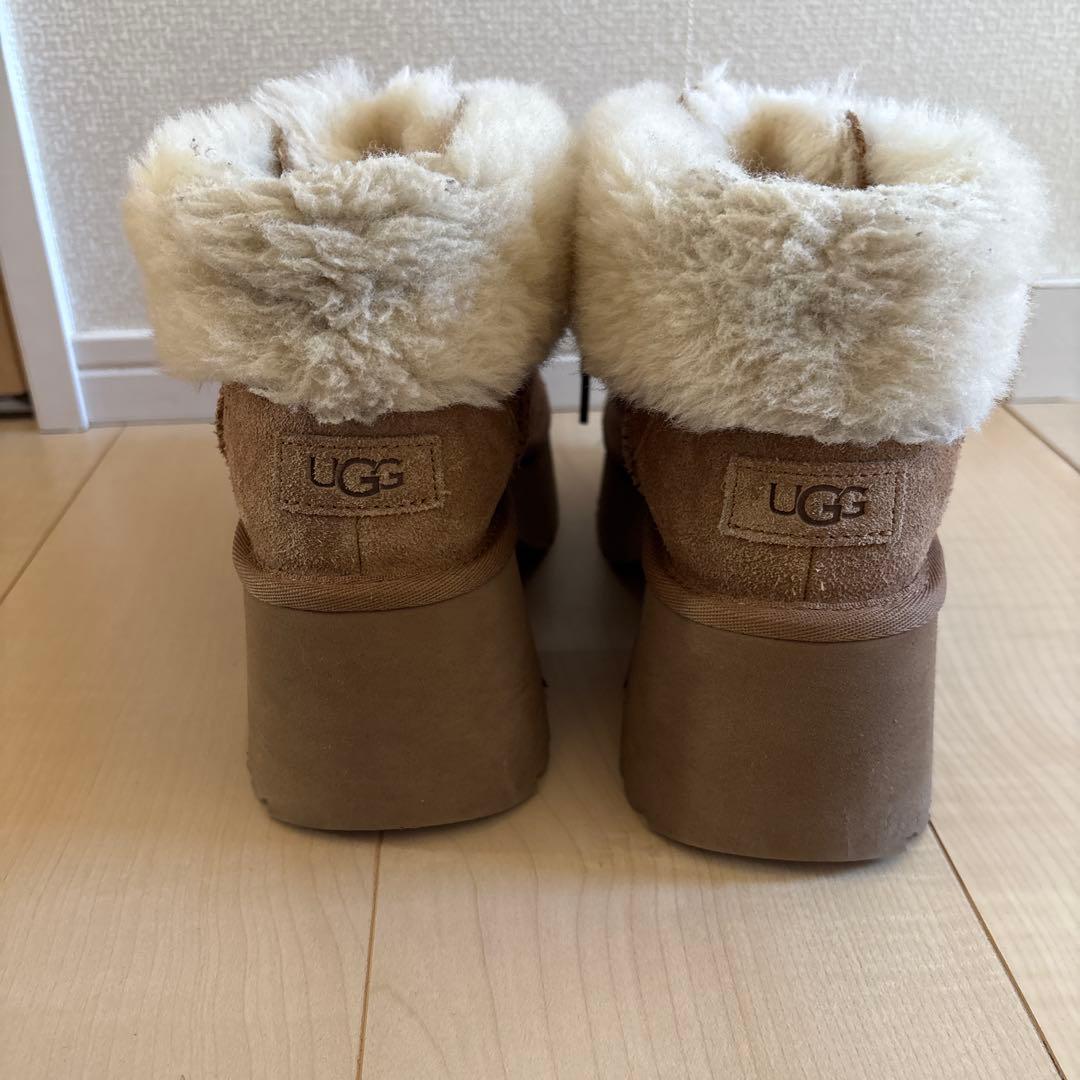 UGG エスミー厚底ムートンブーツ