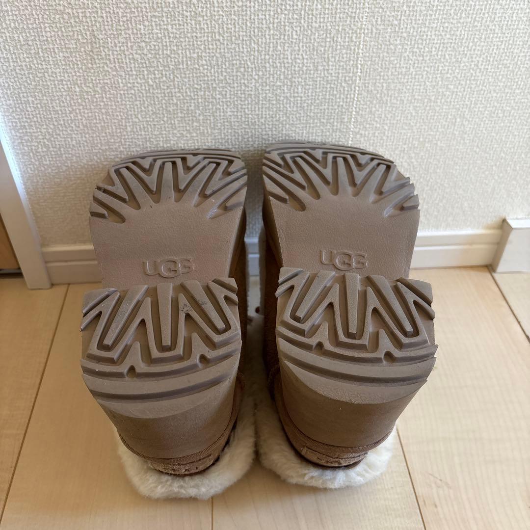 UGG エスミー厚底ムートンブーツ