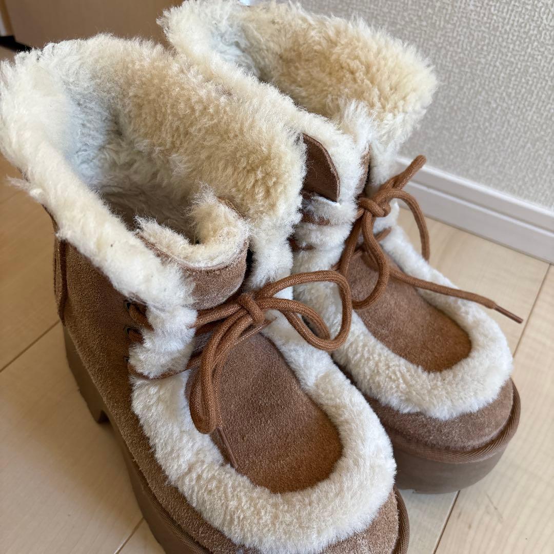 UGG エスミー厚底ムートンブーツ