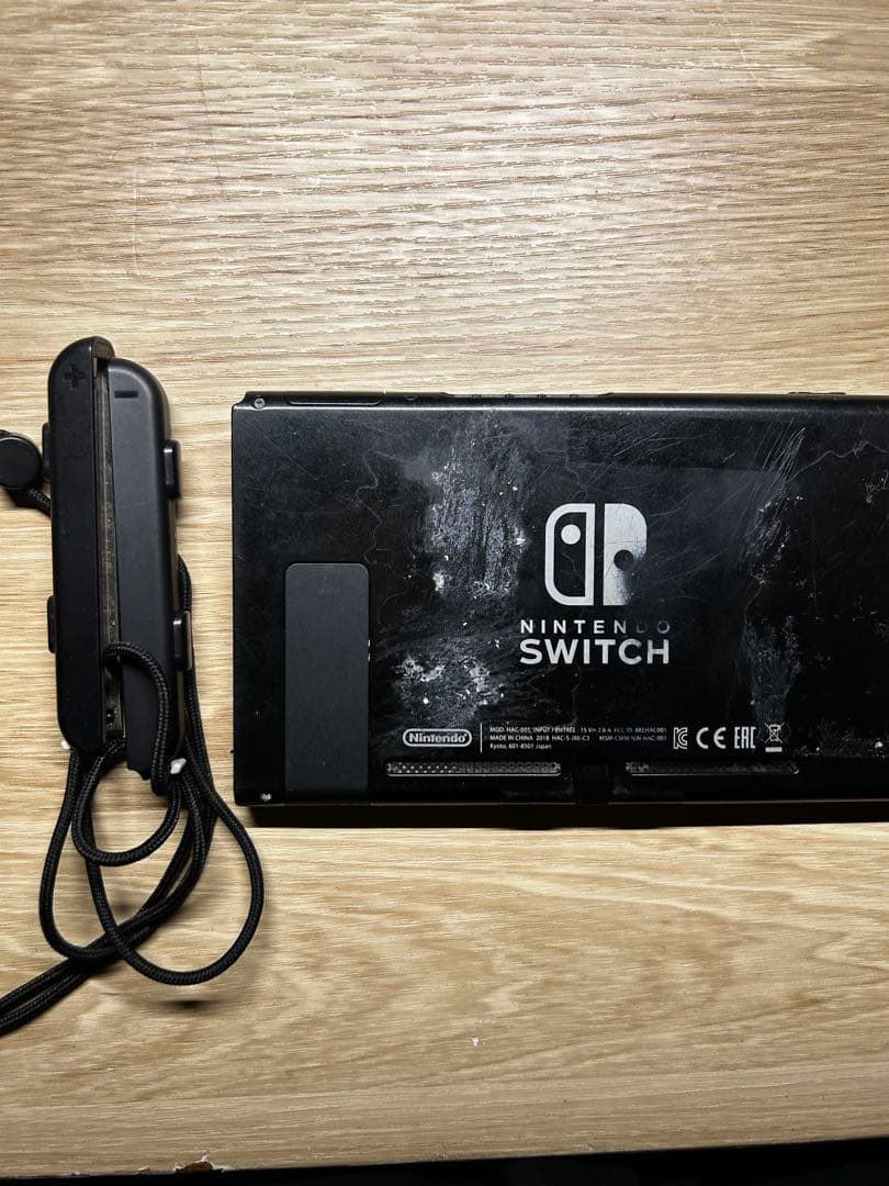 Nintendo Switch 本体 とストラップ