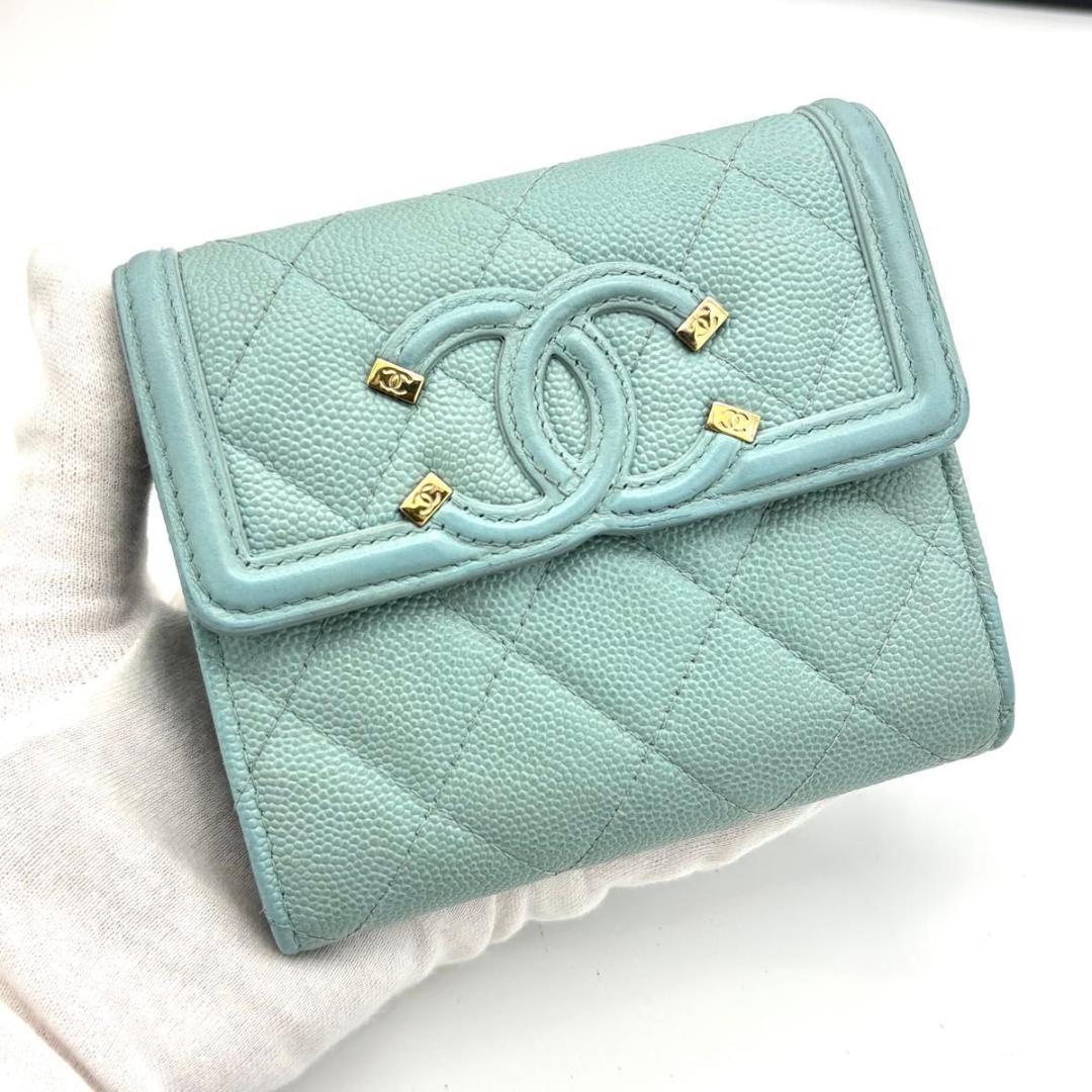 CHANEL CCフィリグリー 三つ折り財布 マトラッセ キャビアスキン 水色