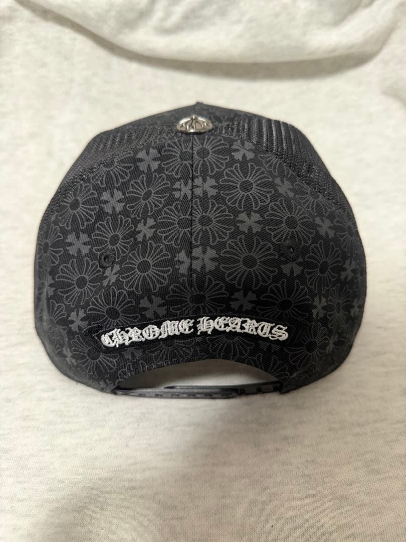 フラワーパターンのブラックキャップ、CHROME HEARTSの刺繍ロゴ付き。
