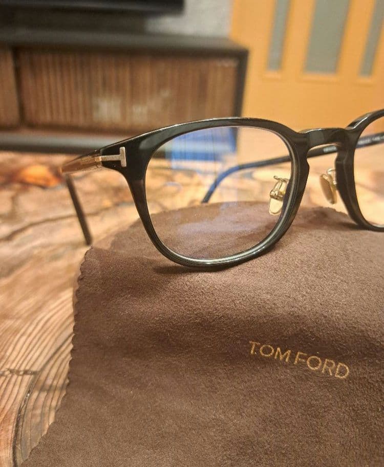 美品 TOM FORD サングラス TF5725-D-B 001 トムフォード