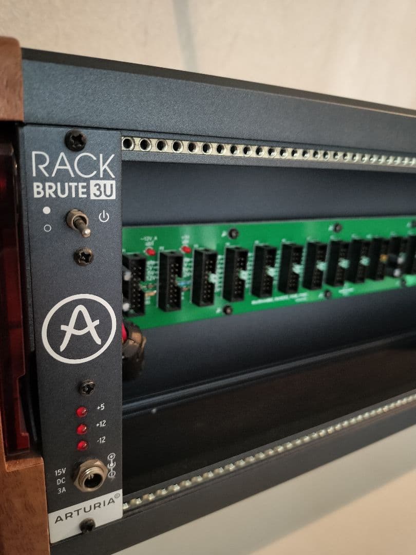 RACKBRUTE 3U (モジュラーシンセサイザーラック)【お値下げ中】