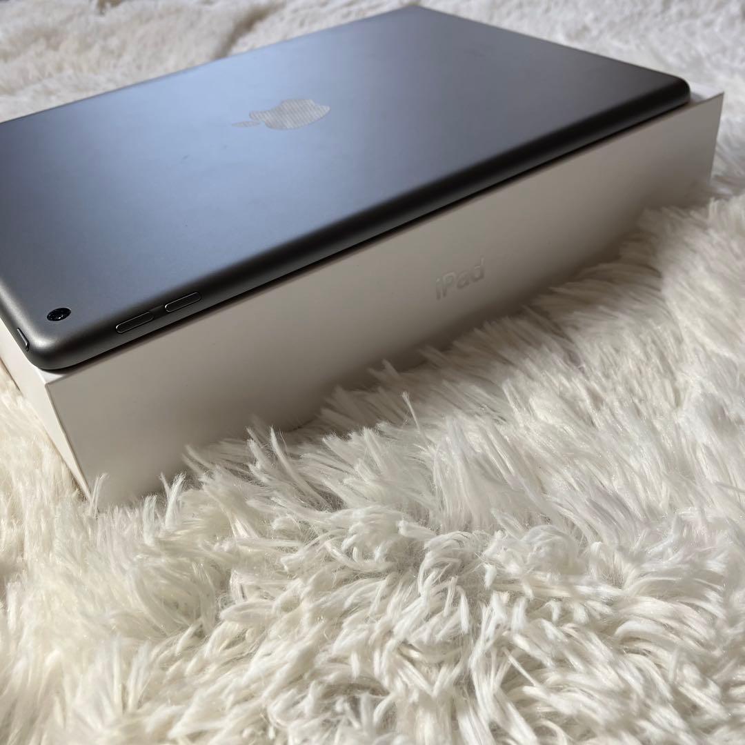 【完動品】iPad 第8世代 128GB 【すぐ発送】【付属品】