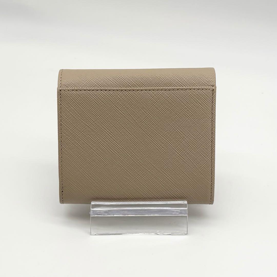 【美品】アニエスベー レザー 二つ折り財布 型押し ロゴ金具 ミニ ベージュ