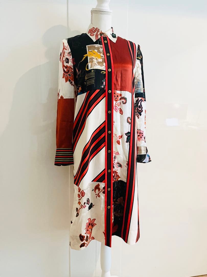 Tory Burch（トリーバーチ）の白、赤、黒の花柄ペイズリー柄シャツドレス