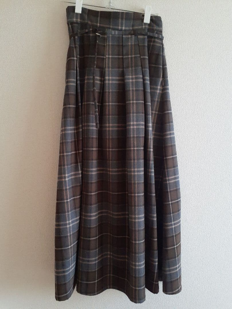美品　エイミーロウ　スリットロゴチェックタックプリーツスカート