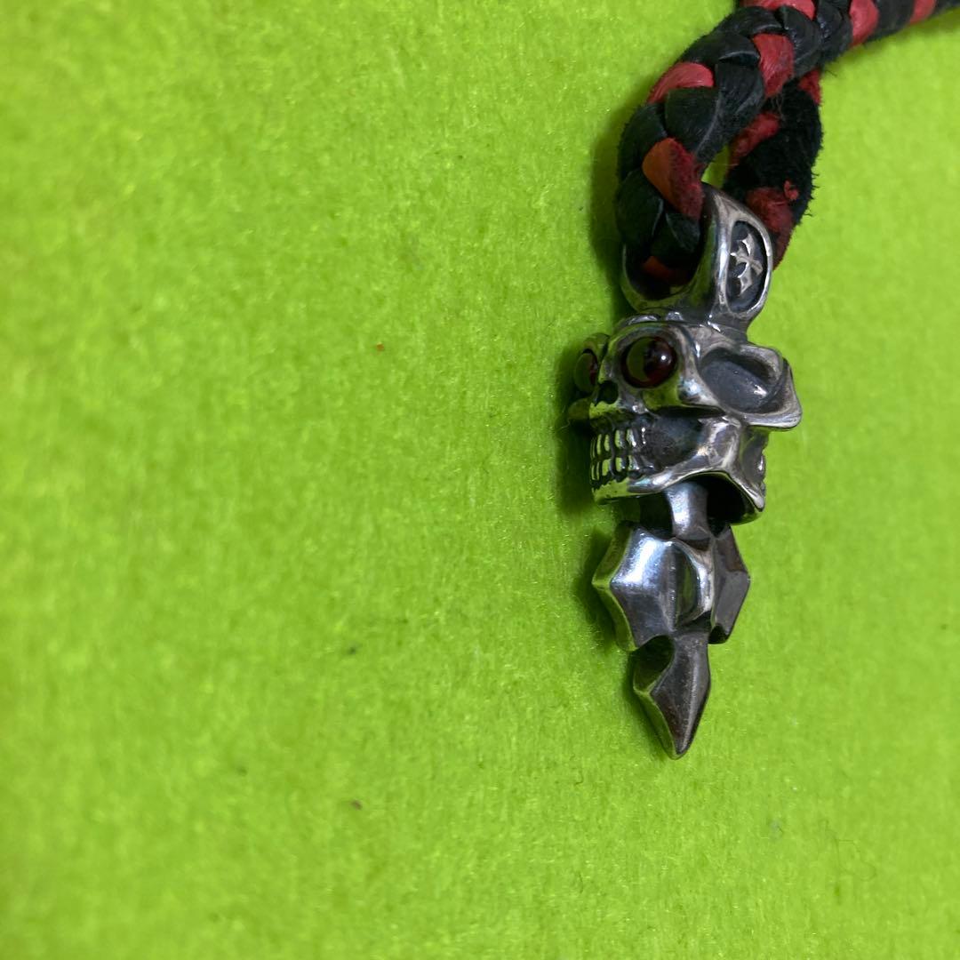 ビルウォールレザー　黒赤 編み革紐　スカルトップ
