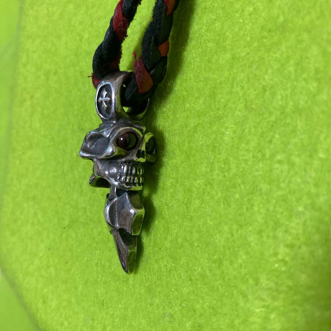 ビルウォールレザー　黒赤 編み革紐　スカルトップ
