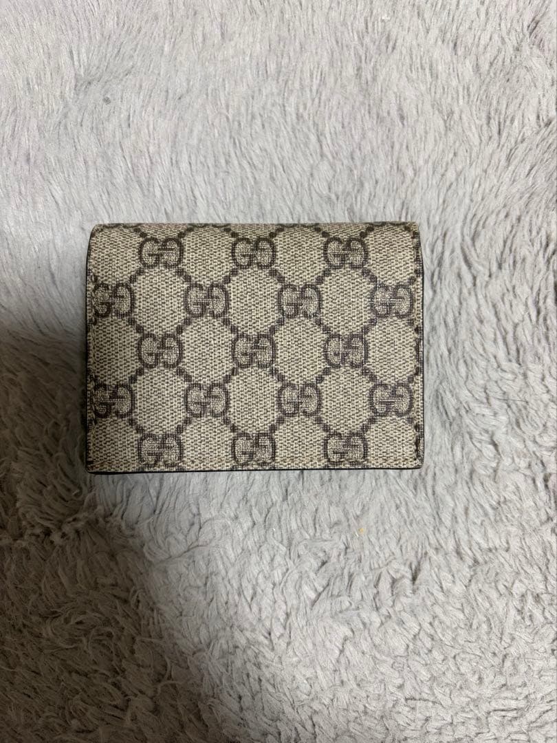 Gucci ハート型ロゴ 二つ折り財布