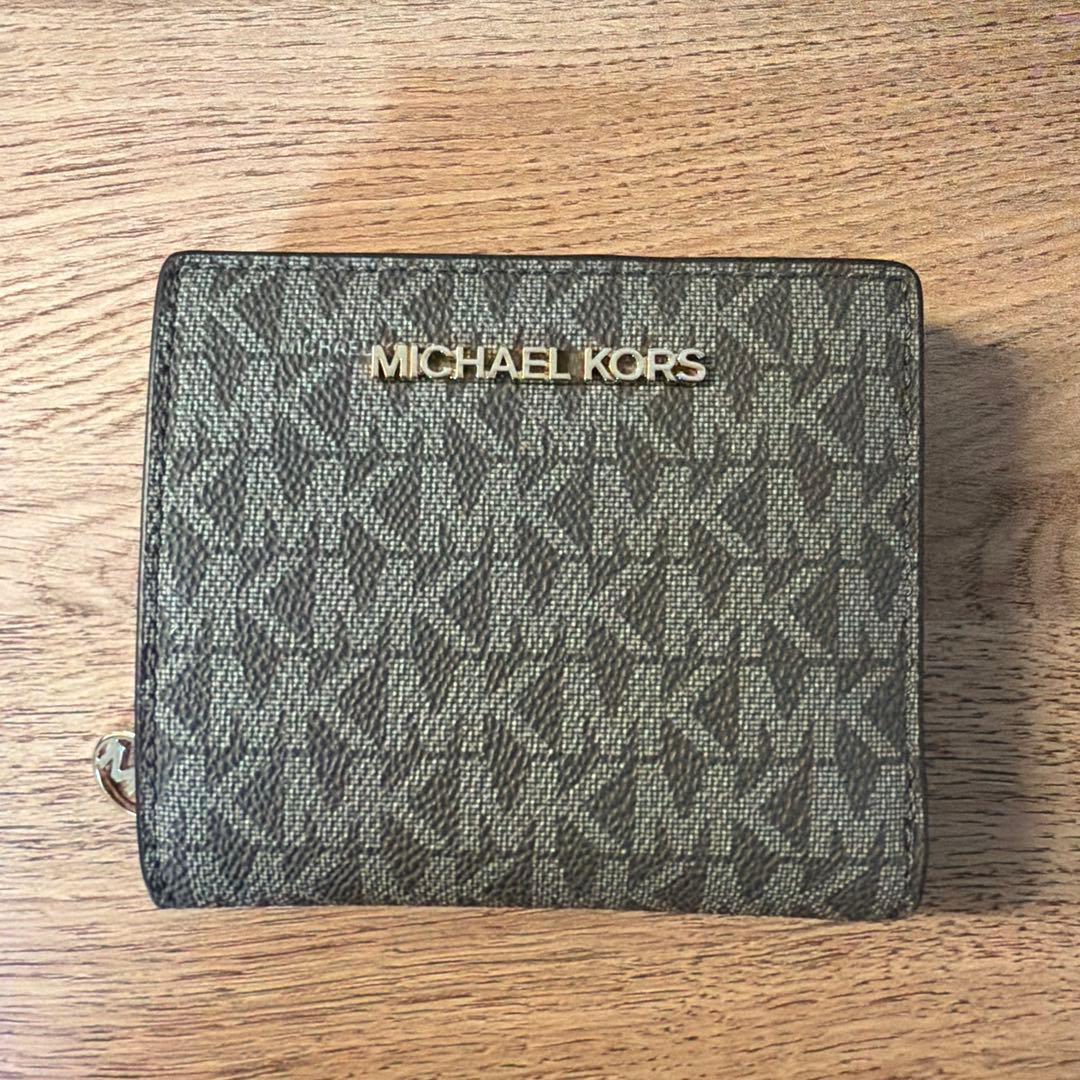 新品・未使用　マイケルコース 二つ折り財布 レディース　アウトレット品 オリーブ