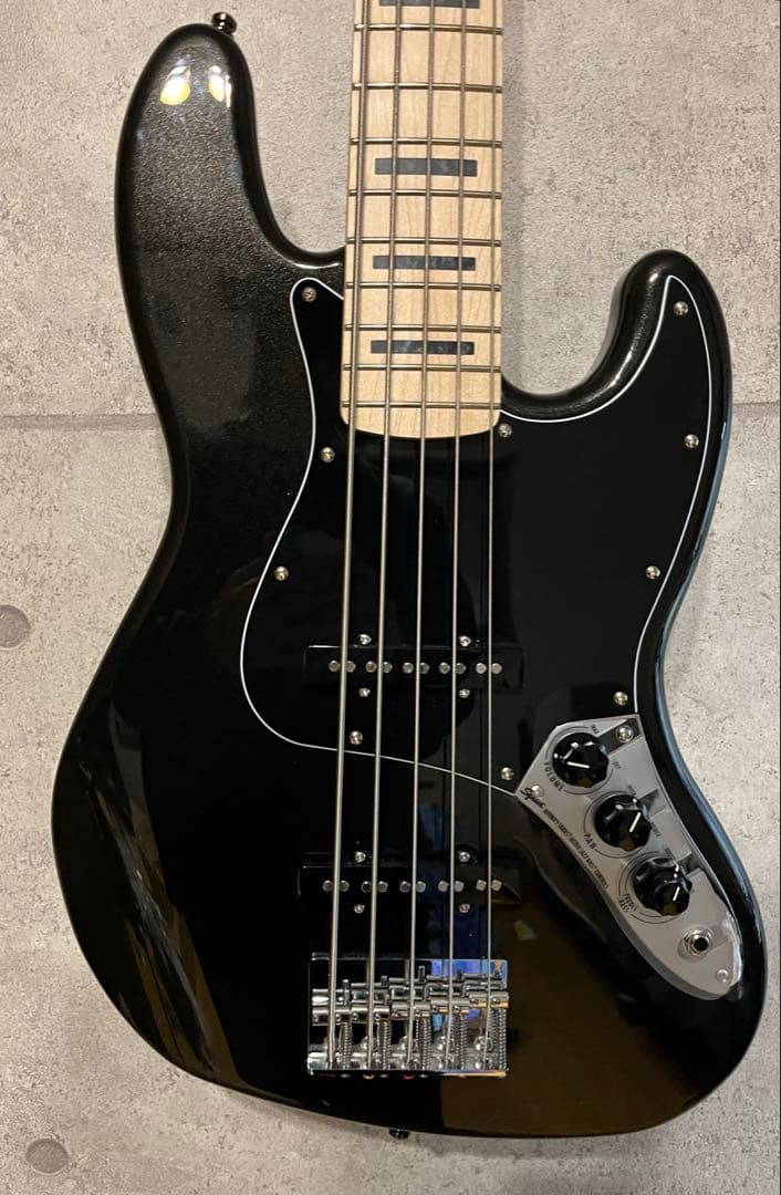 美品　5弦ベース　SQUIER JAZZ BASS アクティブ　ベーススタンド付