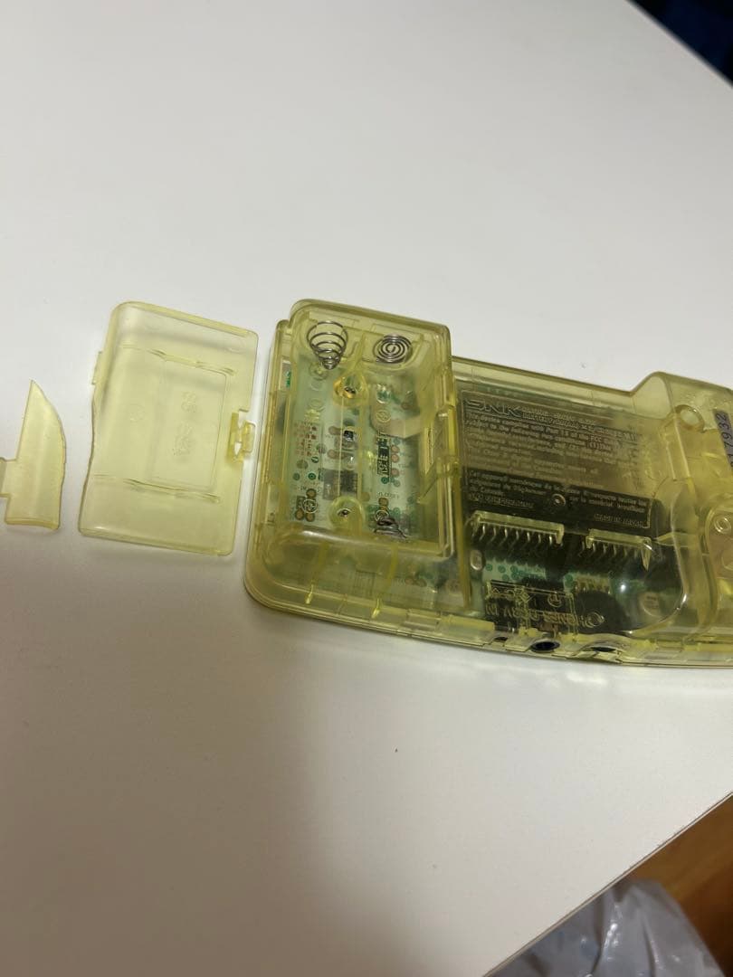 ネオジオポケットカラー本体クリスタルイエロー　専用ポーチ付き　やや難あり　SNK