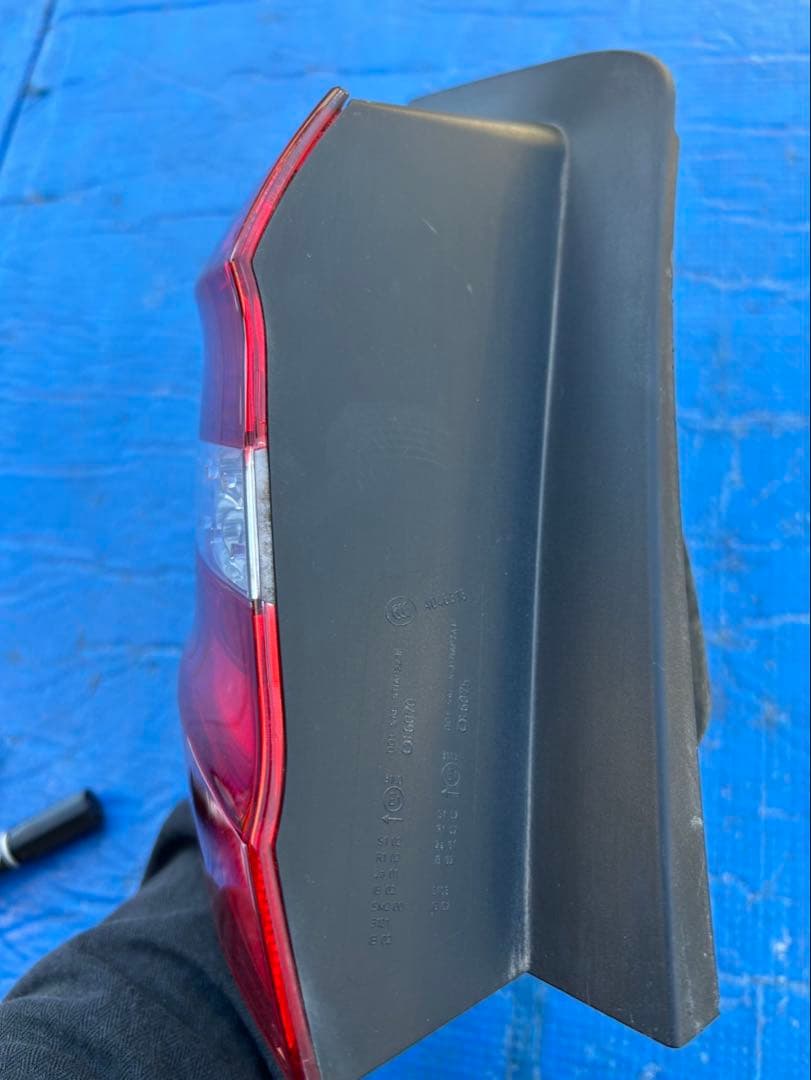 メルセデスベンツ　B180 W246 テールランプ　助手席側　前期用