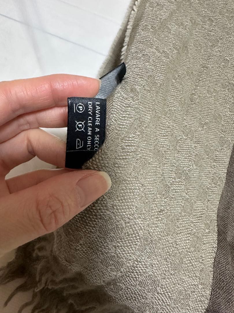 Gucci 定番色のスカーフ兼ストール