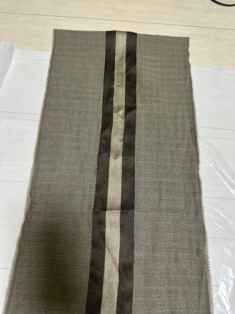 Gucci 定番色のスカーフ兼ストール
