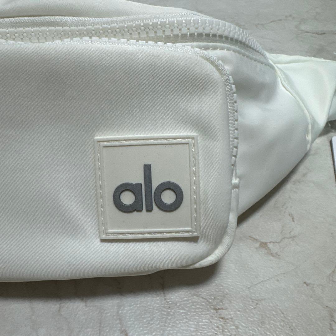 alo アロ　ボディバッグ　ホワイト　白　alo yoga ウエストバッグ